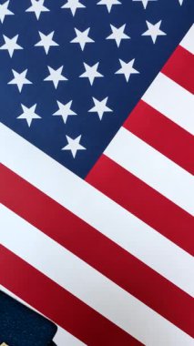 Amerikan pasaportu, Amerikan bayrağının arka planına karşı. Seyahat ve iş belgesi