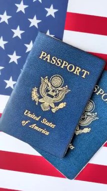 Amerikan pasaportu, Amerikan bayrağının arka planına karşı. Seyahat ve iş belgesi