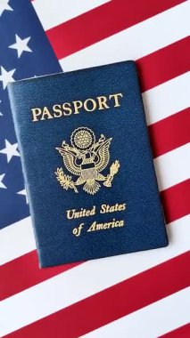 Amerikan pasaportu, Amerikan bayrağının arka planına karşı. Seyahat ve iş belgesi