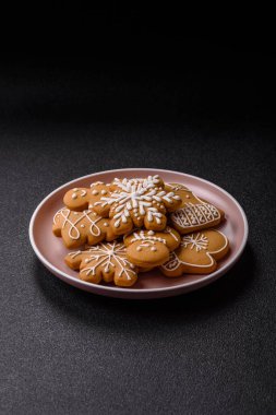 Noel kış zencefilli ekmeği, tek renkli arka planda bayram bisküvileri. Masada zencefilli çörekler