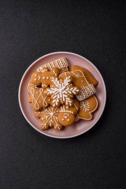 Noel kış zencefilli ekmeği, tek renkli arka planda bayram bisküvileri. Masada zencefilli çörekler
