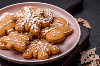 Noel kış zencefilli ekmeği, tek renkli arka planda bayram bisküvileri. Masada zencefilli çörekler