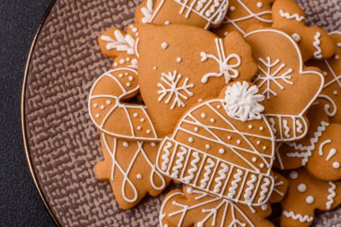 Noel kış zencefilli ekmeği, tek renkli arka planda bayram bisküvileri. Masada zencefilli çörekler