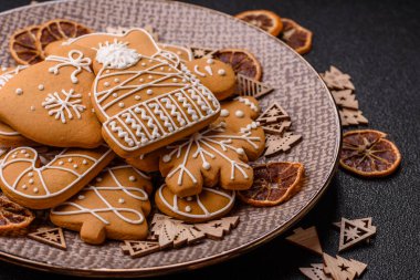Noel kış zencefilli ekmeği, tek renkli arka planda bayram bisküvileri. Masada zencefilli çörekler