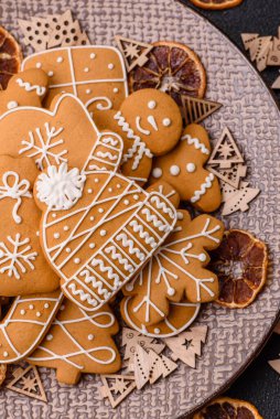 Noel kış zencefilli ekmeği, tek renkli arka planda bayram bisküvileri. Masada zencefilli çörekler