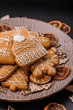 Noel kış zencefilli ekmeği, tek renkli arka planda bayram bisküvileri. Masada zencefilli çörekler