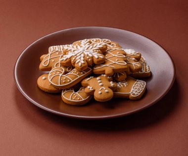 Noel kış zencefilli ekmeği, tek renkli arka planda bayram bisküvileri. Masada zencefilli çörekler