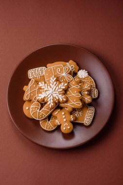 Noel kış zencefilli ekmeği, tek renkli arka planda bayram bisküvileri. Masada zencefilli çörekler
