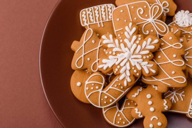 Noel kış zencefilli ekmeği, tek renkli arka planda bayram bisküvileri. Masada zencefilli çörekler