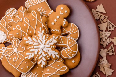Noel kış zencefilli ekmeği, tek renkli arka planda bayram bisküvileri. Masada zencefilli çörekler