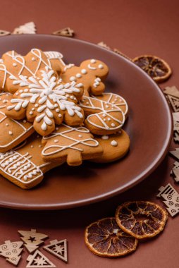 Noel kış zencefilli ekmeği, tek renkli arka planda bayram bisküvileri. Masada zencefilli çörekler