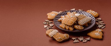 Noel kış zencefilli ekmeği, tek renkli arka planda bayram bisküvileri. Masada zencefilli çörekler