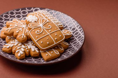 Noel kış zencefilli ekmeği, tek renkli arka planda bayram bisküvileri. Masada zencefilli çörekler