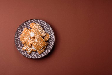 Noel kış zencefilli ekmeği, tek renkli arka planda bayram bisküvileri. Masada zencefilli çörekler