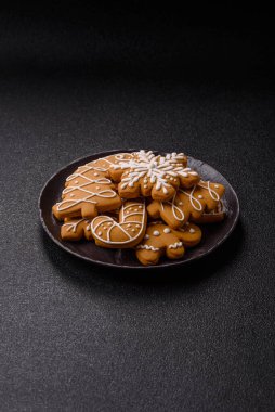 Noel kış zencefilli ekmeği, tek renkli arka planda bayram bisküvileri. Masada zencefilli çörekler