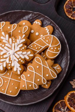 Noel kış zencefilli ekmeği, tek renkli arka planda bayram bisküvileri. Masada zencefilli çörekler