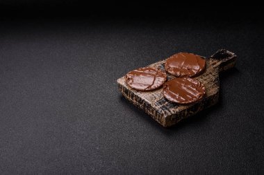 Yahudi bayramında bayram bayramı için çikolata ezmeli Matza.