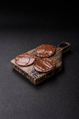 Yahudi bayramında bayram bayramı için çikolata ezmeli Matza.