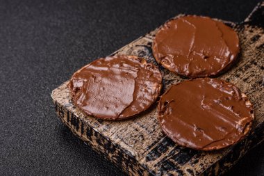 Yahudi bayramında bayram bayramı için çikolata ezmeli Matza.