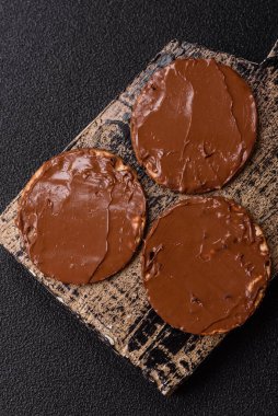 Yahudi bayramında bayram bayramı için çikolata ezmeli Matza.