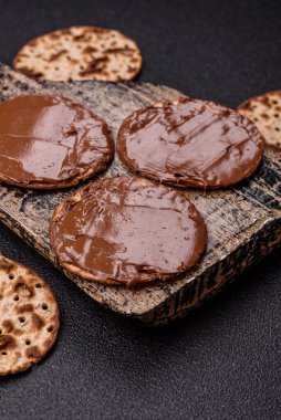 Yahudi bayramında bayram bayramı için çikolata ezmeli Matza.