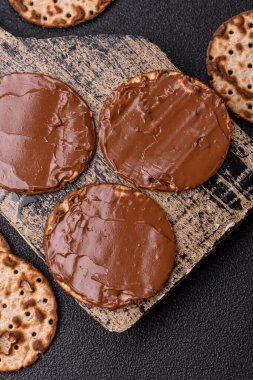 Yahudi bayramında bayram bayramı için çikolata ezmeli Matza.