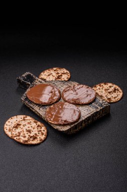 Yahudi bayramında bayram bayramı için çikolata ezmeli Matza.