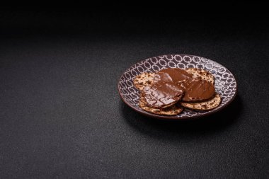 Yahudi bayramında bayram bayramı için çikolata ezmeli Matza.