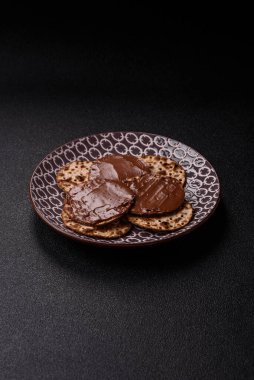 Yahudi bayramında bayram bayramı için çikolata ezmeli Matza.