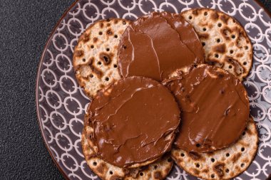 Yahudi bayramında bayram bayramı için çikolata ezmeli Matza.