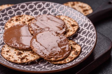 Yahudi bayramında bayram bayramı için çikolata ezmeli Matza.