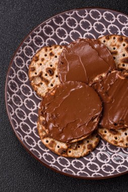 Yahudi bayramında bayram bayramı için çikolata ezmeli Matza.