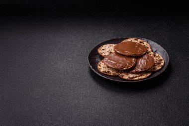 Yahudi bayramında bayram bayramı için çikolata ezmeli Matza.