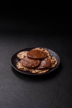 Yahudi bayramında bayram bayramı için çikolata ezmeli Matza.