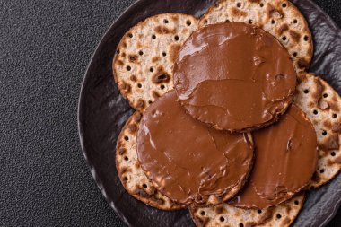 Yahudi bayramında bayram bayramı için çikolata ezmeli Matza.