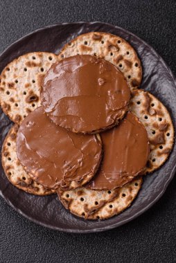 Yahudi bayramında bayram bayramı için çikolata ezmeli Matza.