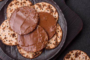 Yahudi bayramında bayram bayramı için çikolata ezmeli Matza.