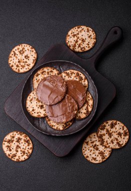 Yahudi bayramında bayram bayramı için çikolata ezmeli Matza.