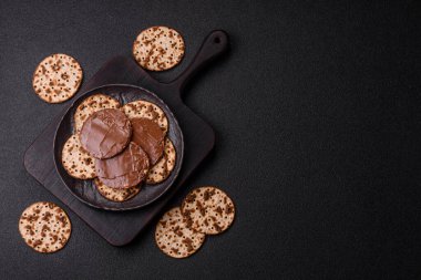 Yahudi bayramında bayram bayramı için çikolata ezmeli Matza.