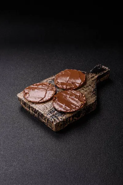 Yahudi bayramında bayram bayramı için çikolata ezmeli Matza.