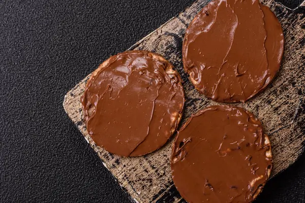 Yahudi bayramında bayram bayramı için çikolata ezmeli Matza.