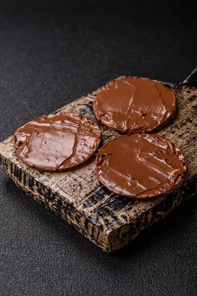 Yahudi bayramında bayram bayramı için çikolata ezmeli Matza.