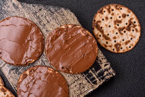 Yahudi bayramında bayram bayramı için çikolata ezmeli Matza.