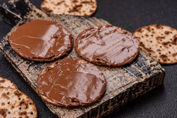 Yahudi bayramında bayram bayramı için çikolata ezmeli Matza.