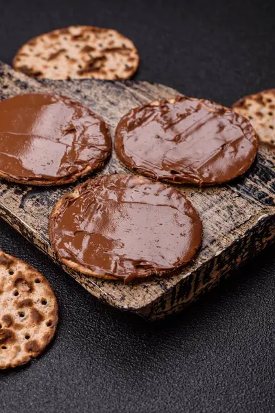 Yahudi bayramında bayram bayramı için çikolata ezmeli Matza.