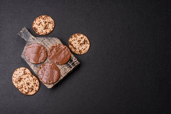 Yahudi bayramında bayram bayramı için çikolata ezmeli Matza.