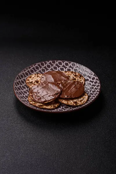 Yahudi bayramında bayram bayramı için çikolata ezmeli Matza.