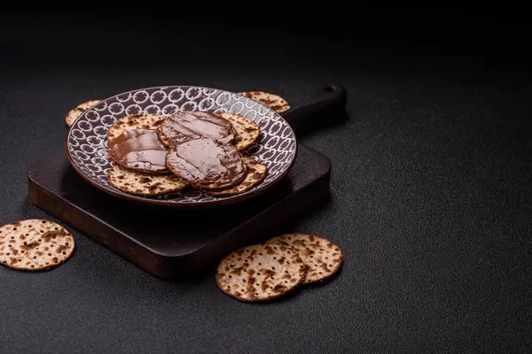 Yahudi bayramında bayram bayramı için çikolata ezmeli Matza.