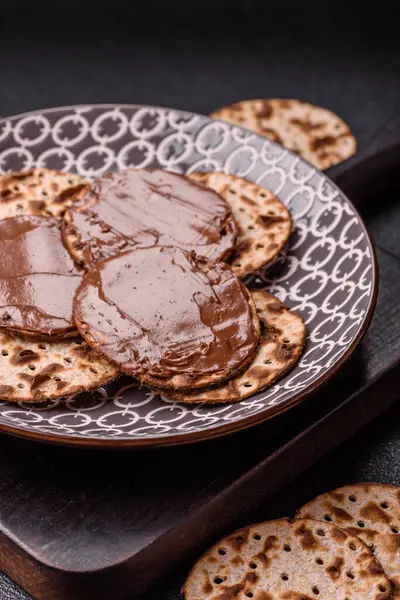 Yahudi bayramında bayram bayramı için çikolata ezmeli Matza.