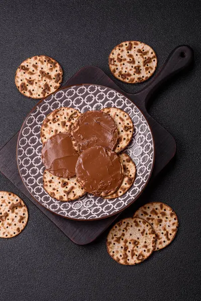 Yahudi bayramında bayram bayramı için çikolata ezmeli Matza.